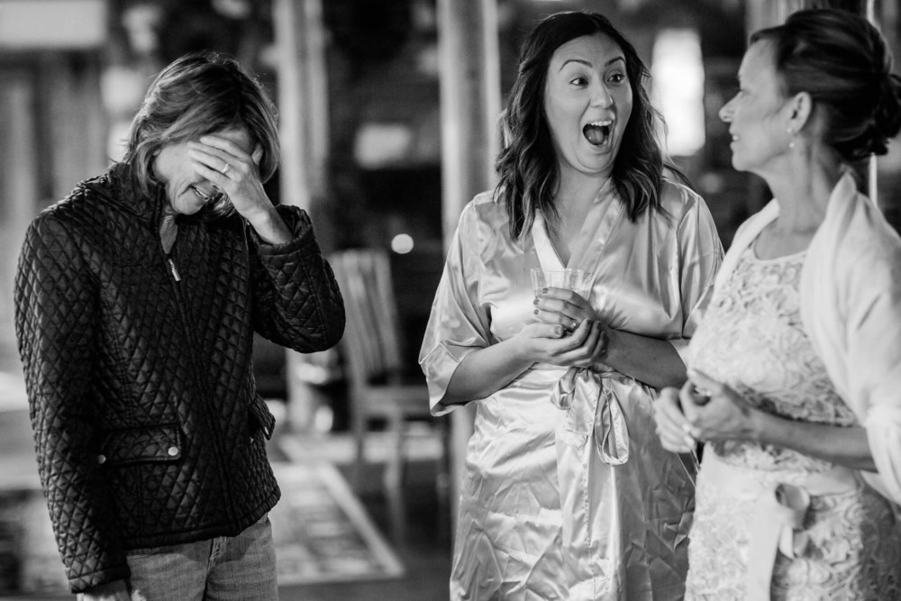 Funny moment during the bride's preparations